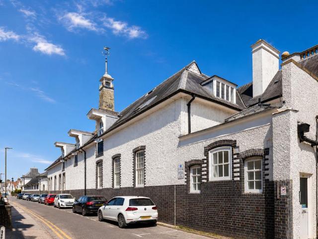 Flat for sale in West Wickham, Greater London