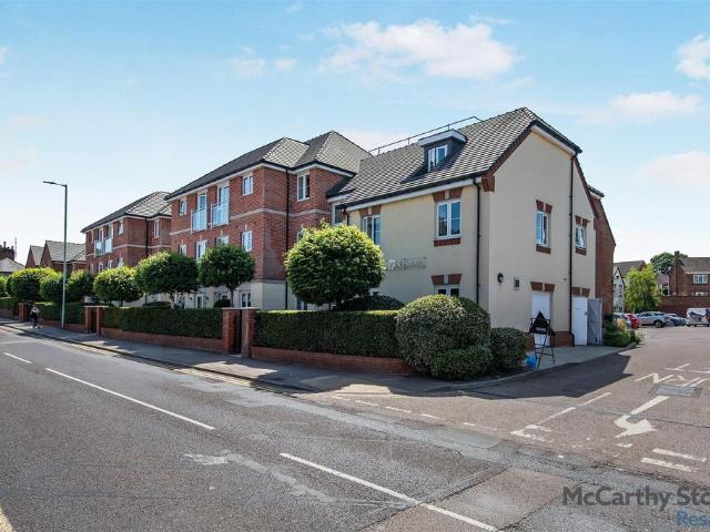 Flat for sale in King's Walden, Hertfordshire