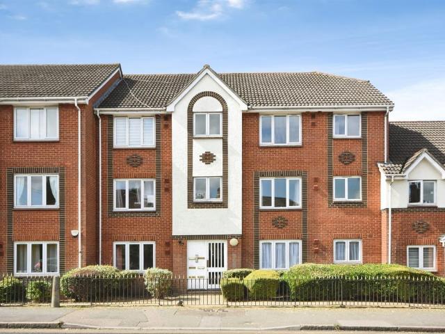 Flat for sale in Navestock Side, Essex