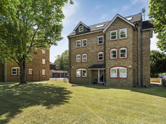 Flat for sale in Streatham, Greater London