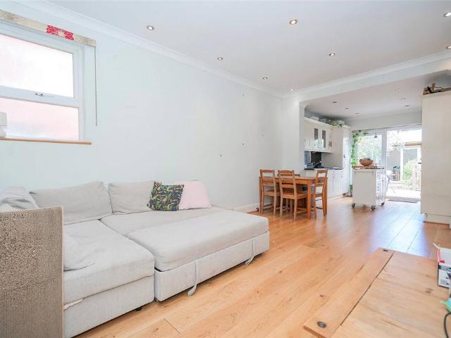 Flat for sale in New Southgate, Greater London