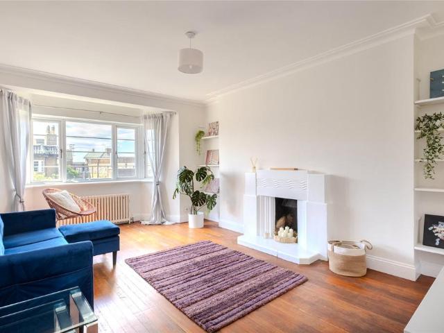 Flat for sale in Streatham, Greater London