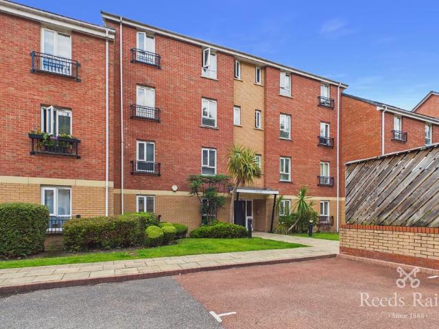 Flat for sale in Calderstones