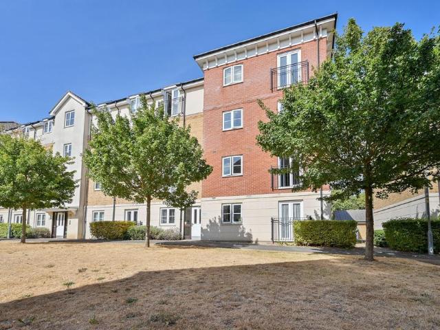 Flat for sale in Kingswood, Watford