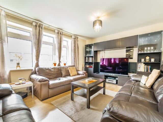 Flat for sale in Elephant and Castle, Greater London