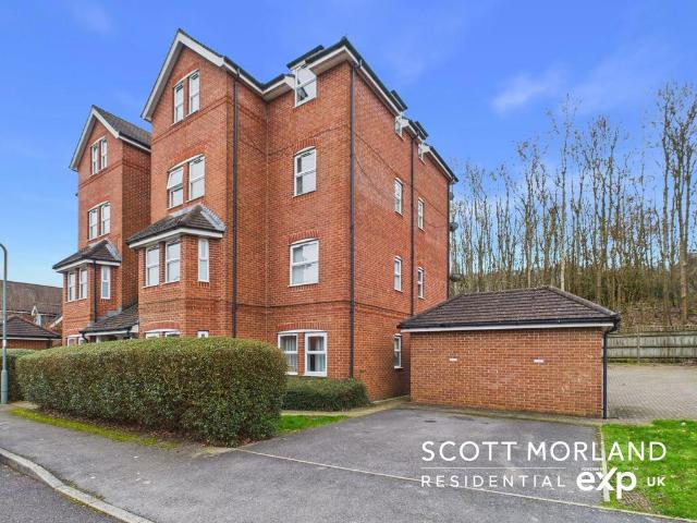 Flat for sale in Hounsome Fields, Priest Down