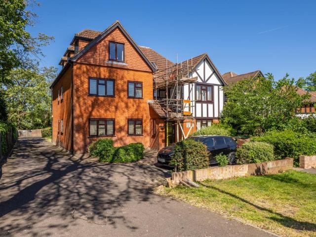 Flat for sale in Rosehill, Greater London