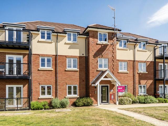 Flat for sale in Emmbrook, Wokingham