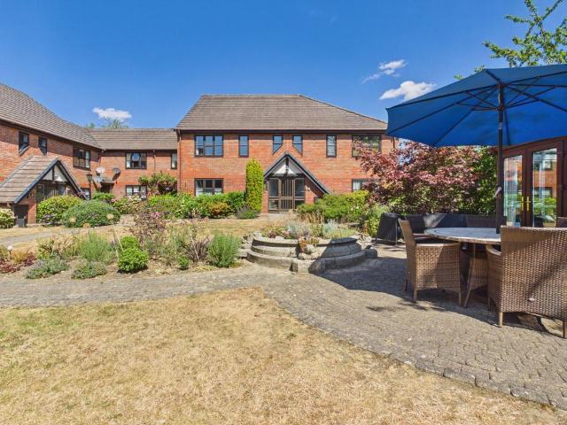 Flat for sale in Beaconsfield, Knotty Green