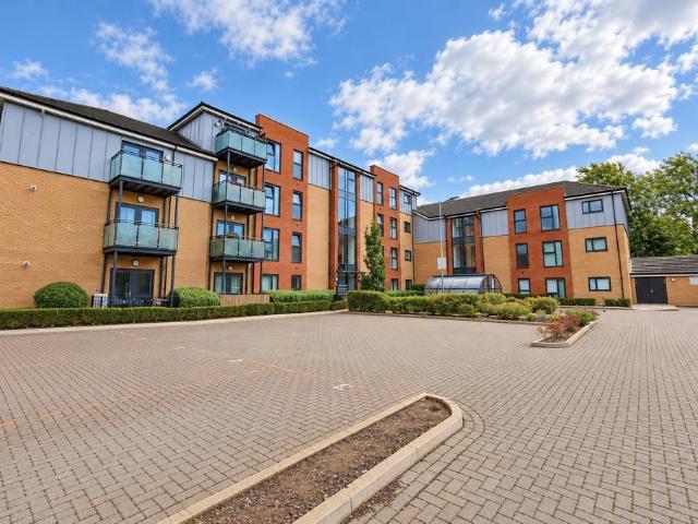 Flat for sale in Lee Chapel, Essex