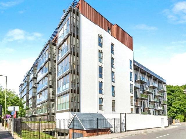 Flat for sale in Farnborough, Rushmoor
