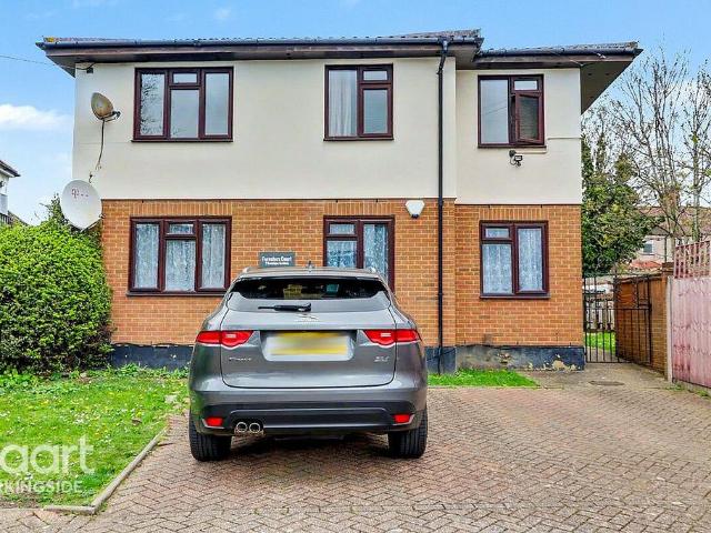 Flat for sale in Barkingside, Greater London