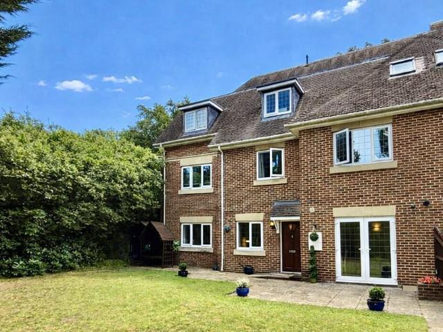 Flat for sale in Heatherside, Heol-las