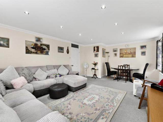Flat for sale in Surbiton, Greater London