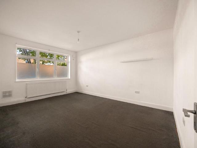 Flat for sale in Harlesden, Greater London