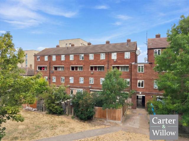 Flat for sale in Thames View, Greater London