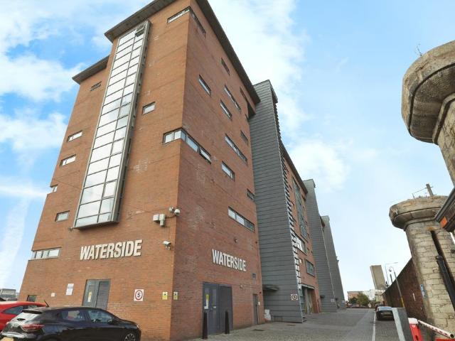 Flat for sale in Calderstones