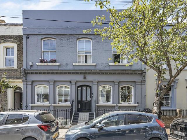 Flat for sale in Mile End, Greater London