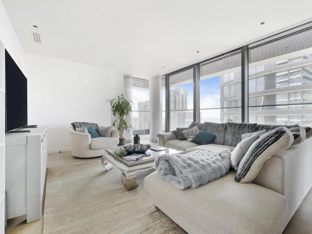 Flat for sale in Canary Wharf, Greater London