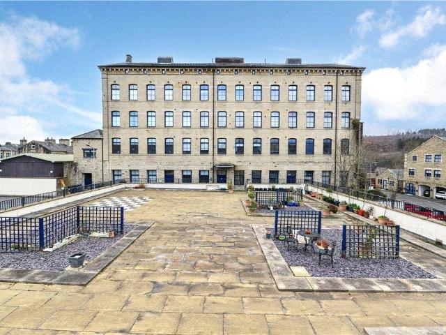 Flat for sale in Crossflatts, West Yorkshire