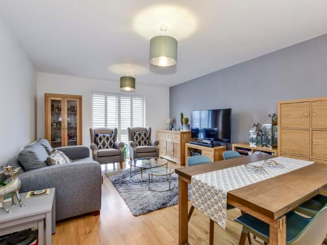 Flat for sale in Batchworth, Hertfordshire