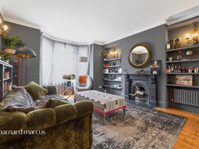 Flat for sale in Saint Giles, Bloomsbury
