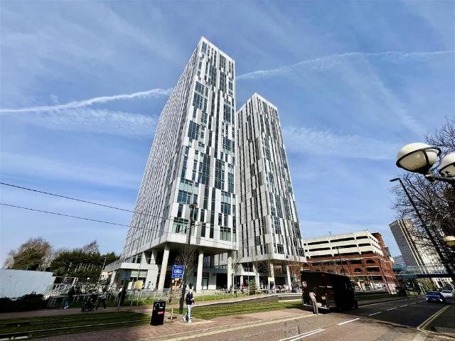 Flat for sale in Salford Quays, Salford