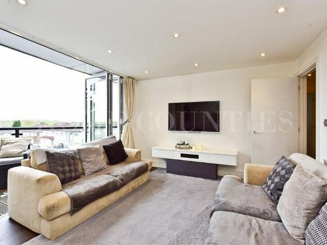 Flat for sale in Potters Bar, Oakmere