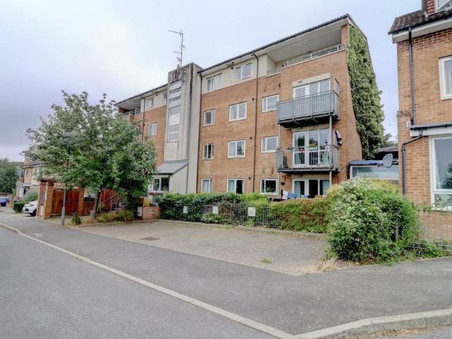 Flat for sale in Buckingham, Totteridge
