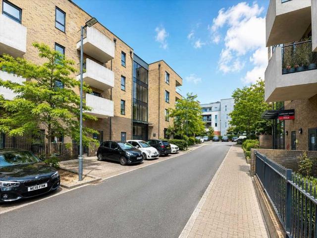 Flat for sale in Lane, Greater London