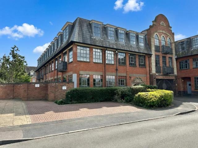 Flat for sale in Northampton, Northamptonshire