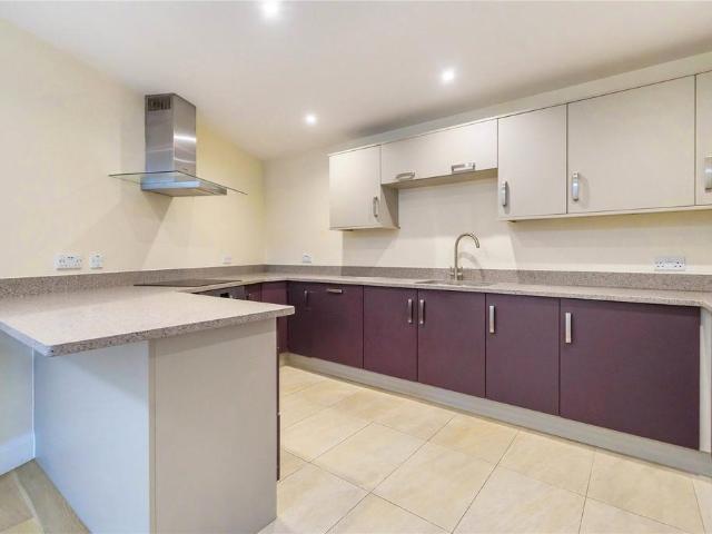 Flat for sale in Emmbrook, Wokingham