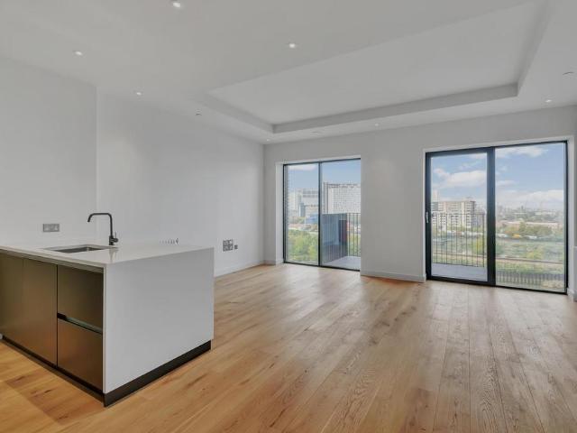 Flat for sale in London City Island, Blackwall