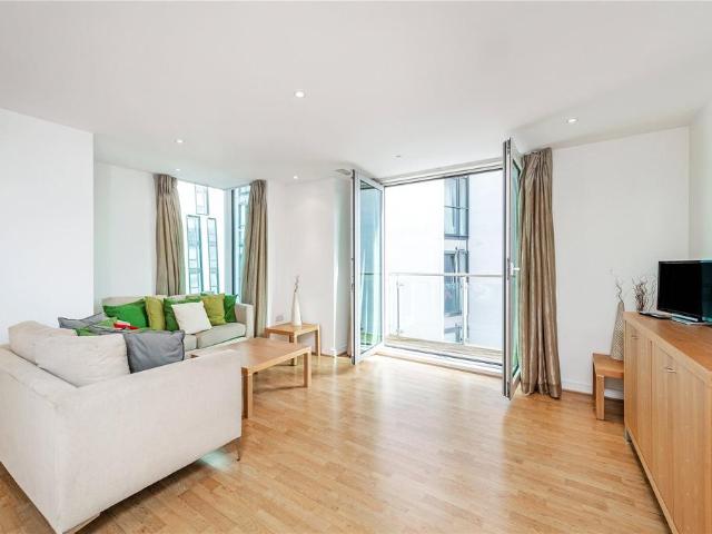 Flat for sale in Vauxhall, Greater London