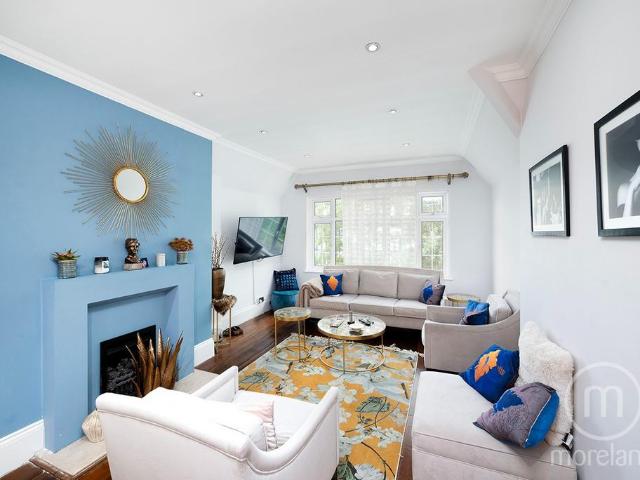 Flat for sale in Golders Green, Greater London