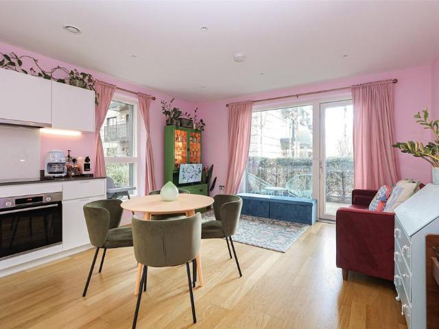 Flat for sale in London Borough of Ealing, Greater London