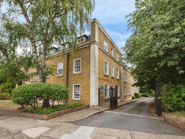 Flat for sale in Brooklands, Dartford