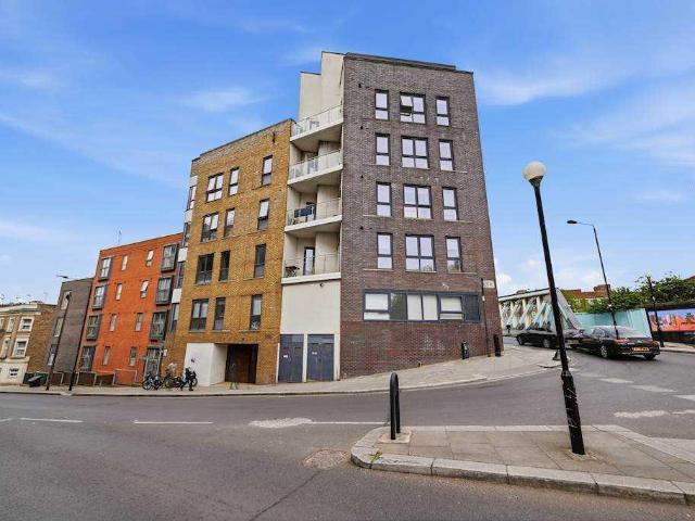Flat for sale in North Kensington, Greater London
