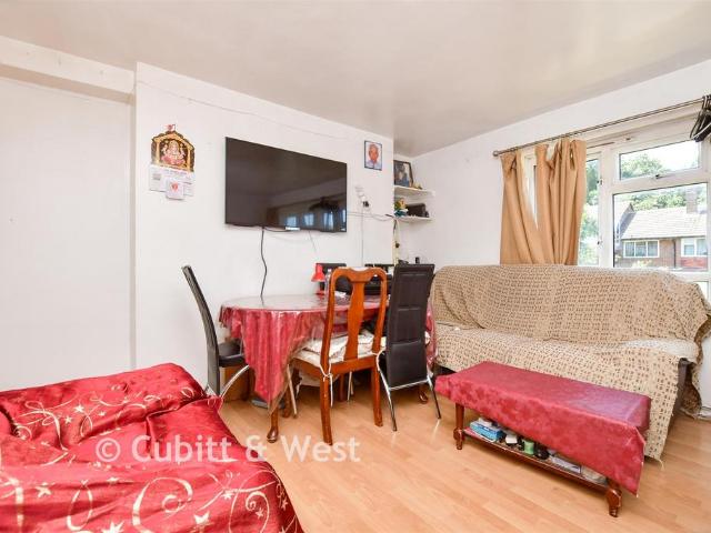 Flat for sale in London Borough of Croydon, Shirley