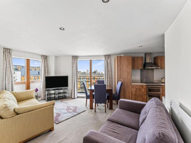 Flat for sale in London Borough of Merton, Collier's Wood