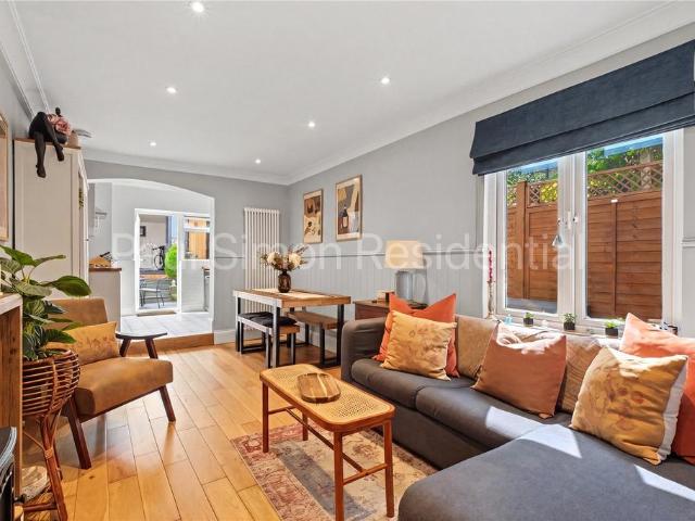 Flat for sale in Harringay, Greater London