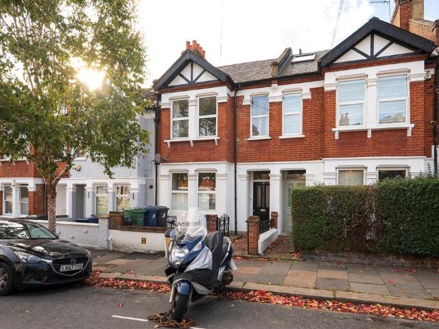 Flat for sale in London Borough of Ealing, Greater London