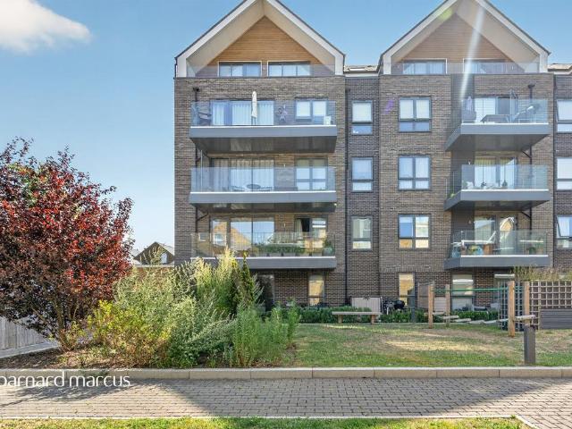 Flat for sale in Surbiton, Greater London