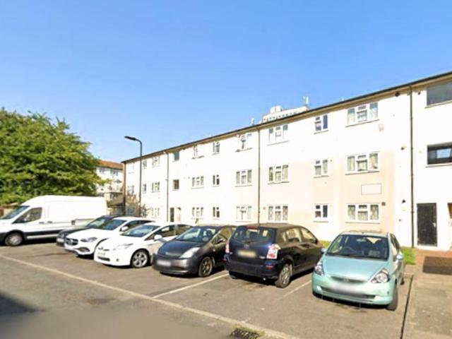 Flat for sale in London Borough of Ealing, Greenford