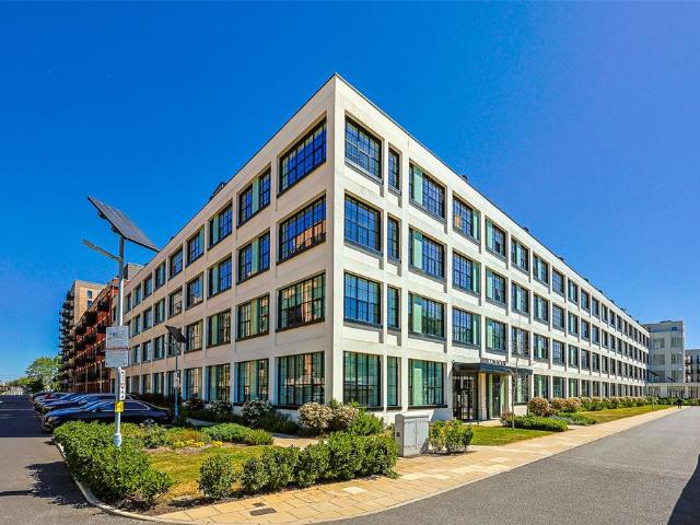 Flat for sale in Hayes, Greater London