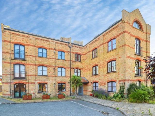 Flat for sale in Eastbridge, Suffolk