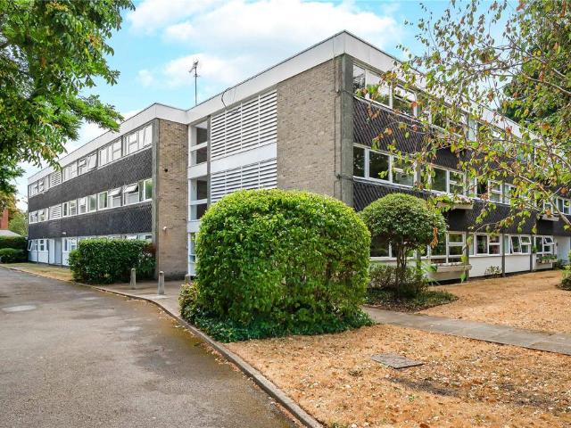 Flat for sale in Strawberry Hill, Greater London