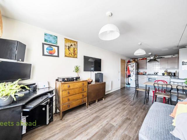 Flat for sale in London Borough of Croydon, Thornton Heath