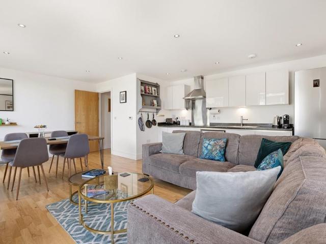 Flat for sale in London Borough of Ealing, Greater London