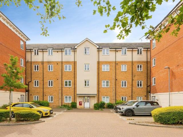 Flat for sale in Kingswood, North Watford